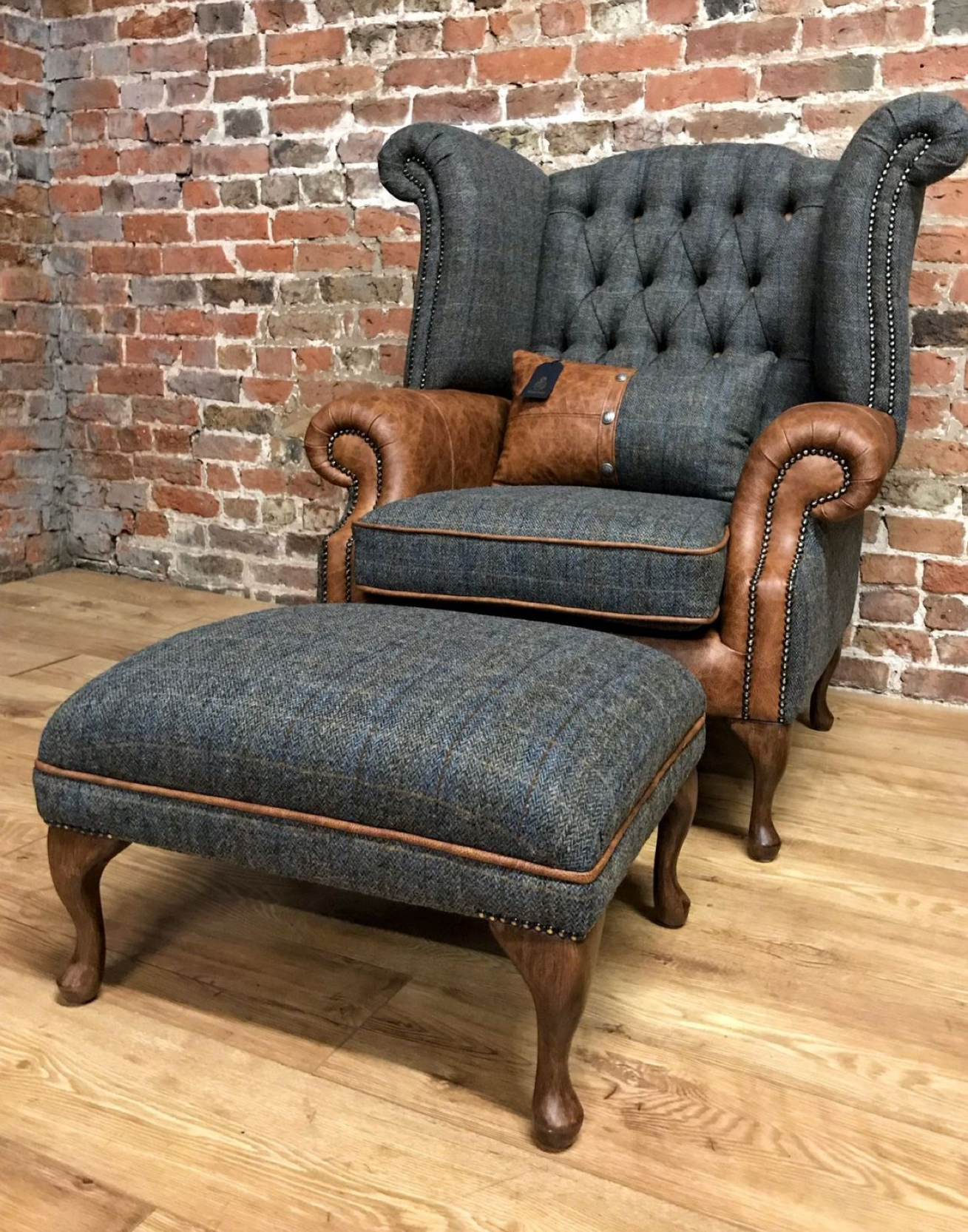Fauteuil capitonné tweed et cuir avec repose-pieds